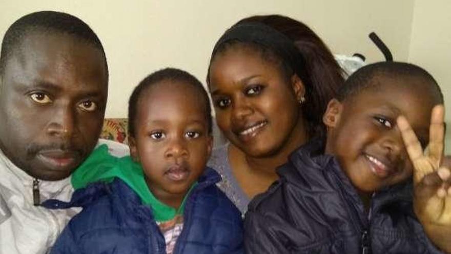 Tala, oriundo de Senegal, con su esposa e hijos. // FdV