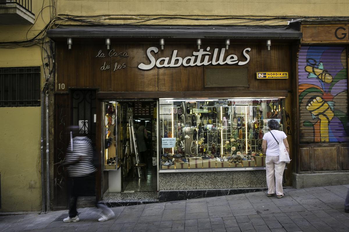 La fachada de La Casa de les Sabatilles, en la Baixada de la Llibreteria, entre Via Laietana y plaza de Sant Jaume.