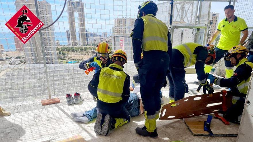 Herido un trabajador al caer desde tres metros de altura en una obra en Benidorm