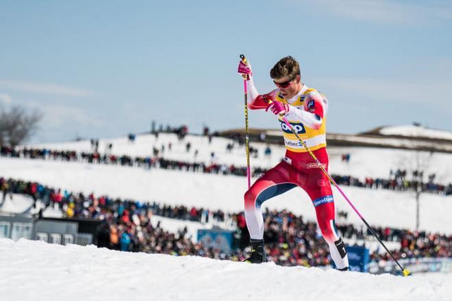 El noruego Johannes Hoesflot Klaebo compite por la búsqueda de la Copa del Mundo FIS masculina 15 km (técnica gratuita), durante el tercer día de las finales de la Copa del Mundo de campo traviesa FIS en la ciudad de Quebec.