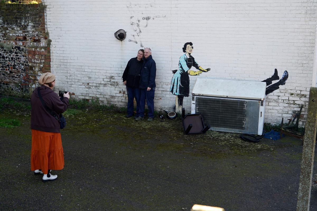 Una obra de arte que representa la violencia contra la mujer, pintada por el artista callejero Banksy con motivo del Día de San Valentín, en Margate