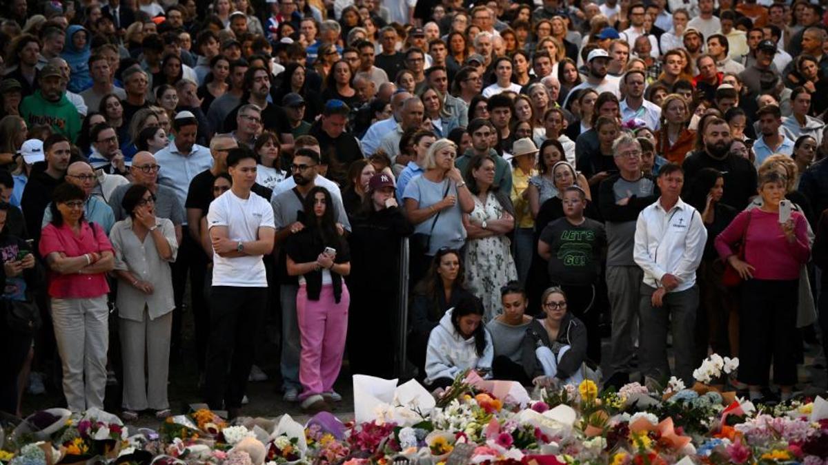 Ciudadanos asisten a una vigilia en un memorial en Bondi Beach, en Sídney, Australia.