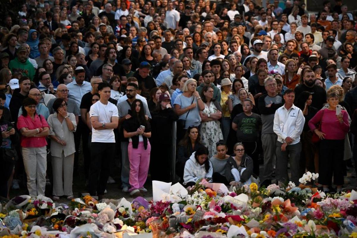 Ciudadanos asisten a una vigilia en un memorial en Bondi Beach, en Sídney, Australia.