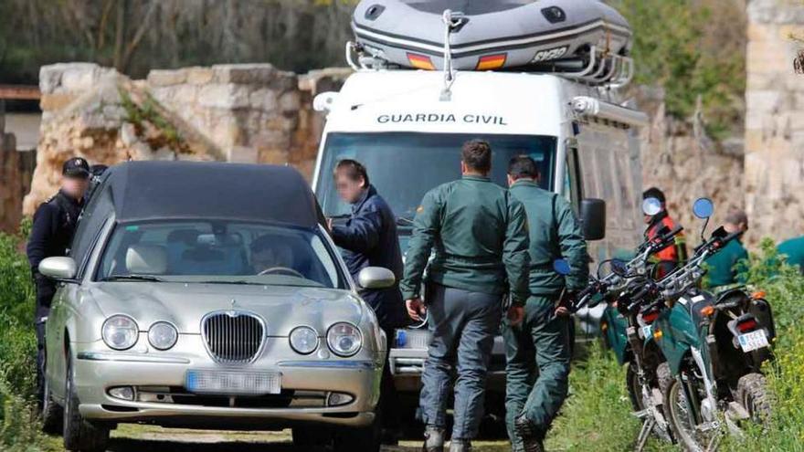 Operativo instalado junto a las aceñas de Gijón tras recuperar el cuerpo de un varón en el río Duero.