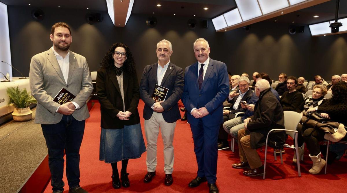 Por la izquierda, David González, Vanessa Gutiérrez, Ángel García y Alain Fernández, ayer, en el Club LA NUEVA ESPAÑA . | IRMA COLLÍN