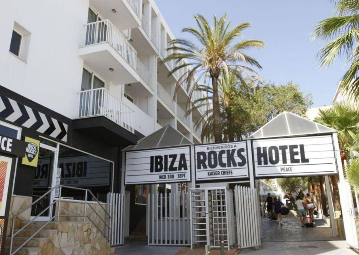 Entrada del hotel Ibiza Rocks, en el centro de Sant Antoni. | VICENT MARÍ