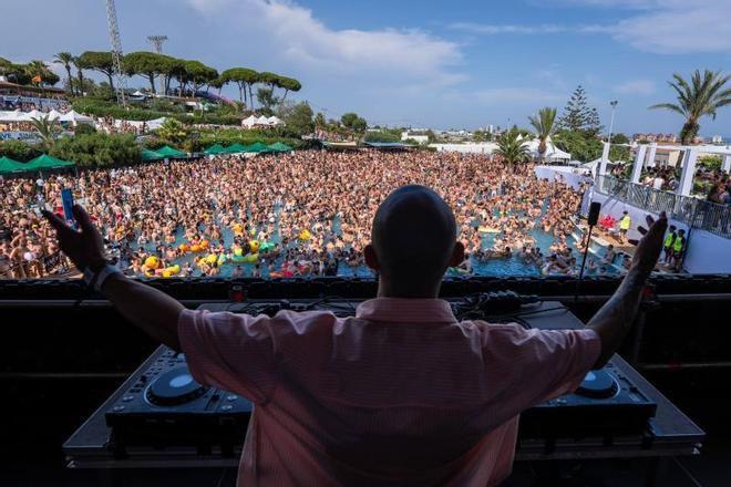 Euforia sin fronteras en la fiesta acuática del Circuit gay: "Venimos por el buen rollo"