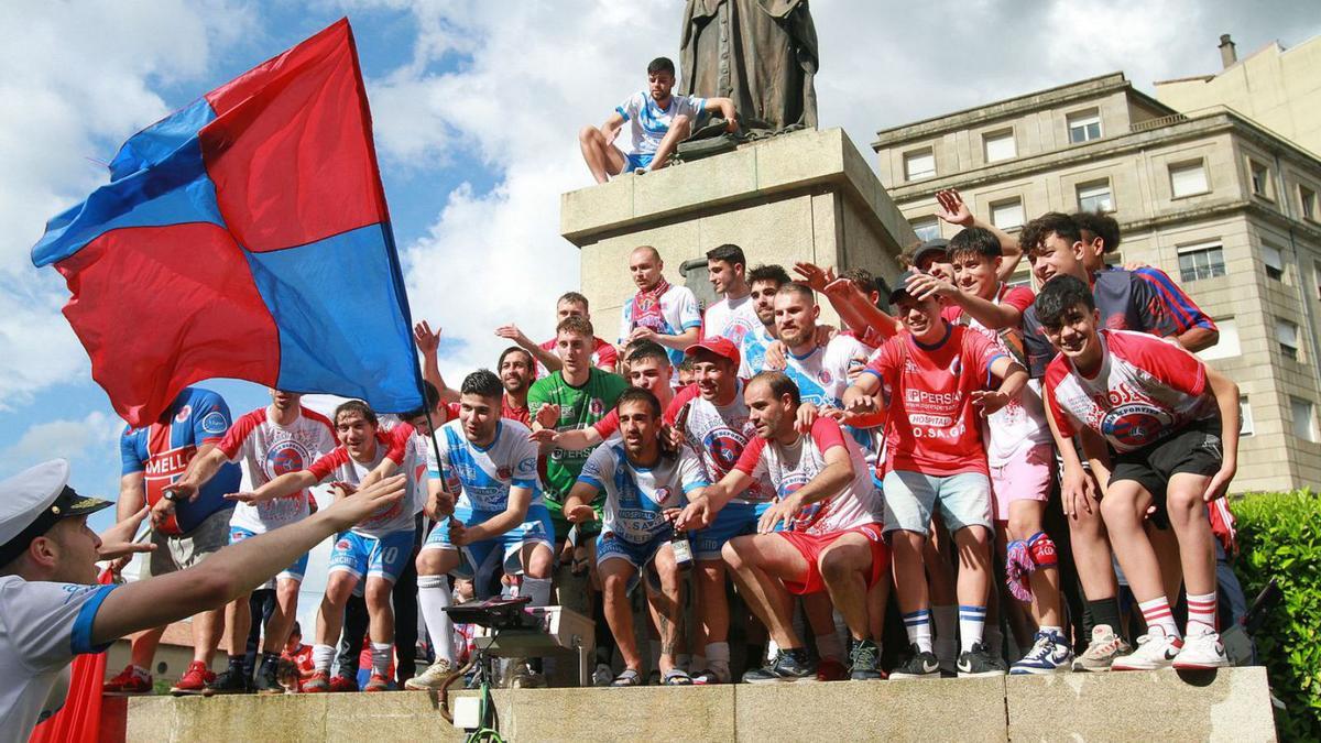 La UD Ourense, de celebración. A la izquierda, el cabezazo de Viti en Meis. |  // IÑAKI OSORIO/ NOE PARGA