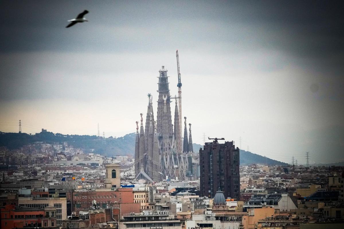 La cruz que corona la Sagrada Família, visible desde toda Barcelona sin andamios