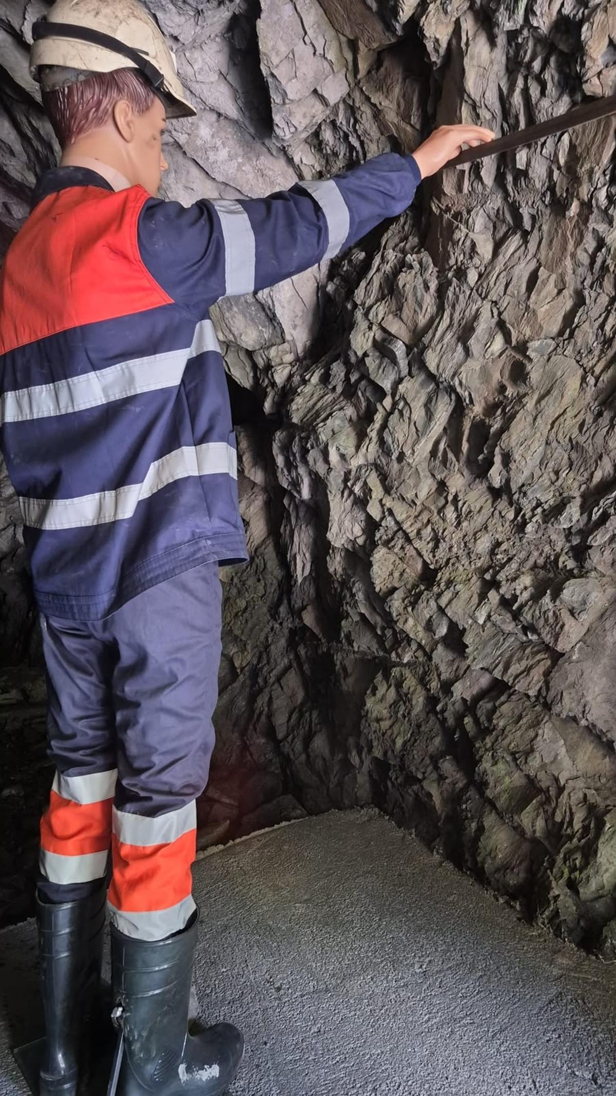Un de los maniquís instalados en la bocamina.