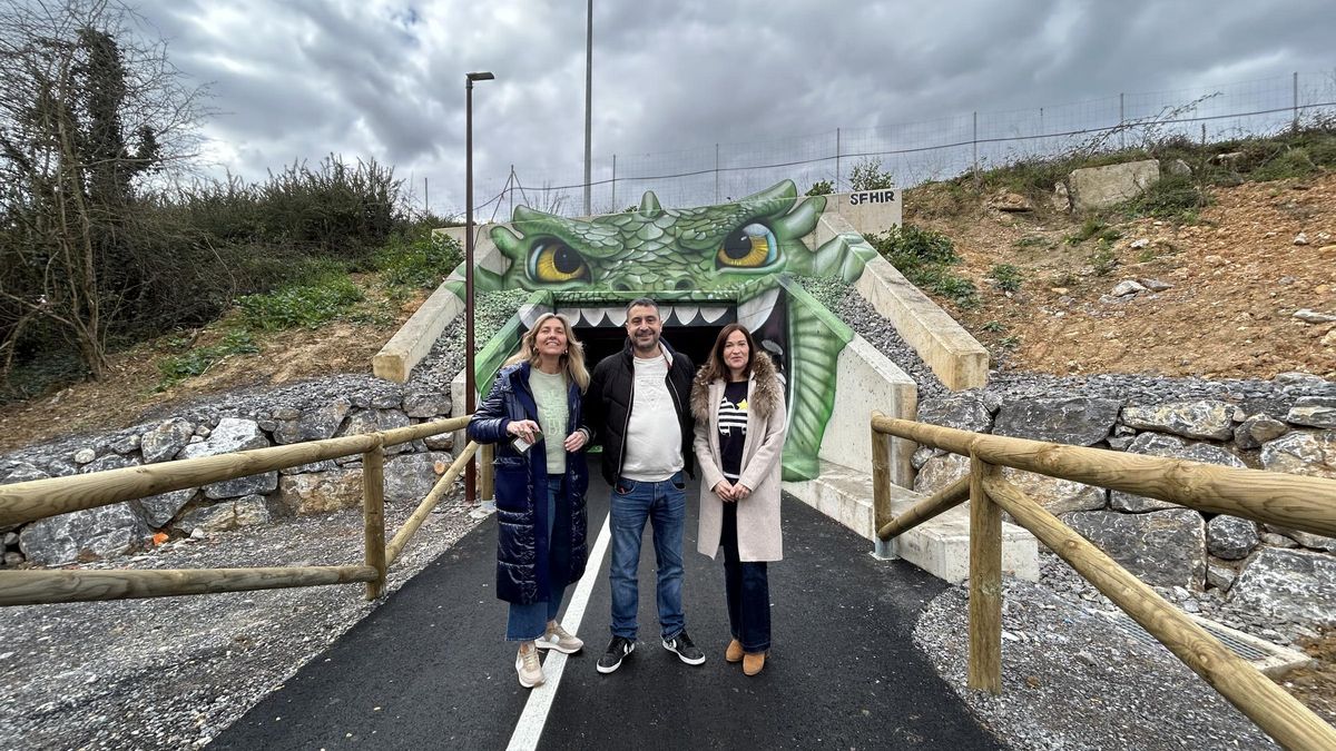 Por la izquierda, Alejandra Cuadriello, Javier Rodríguez y María José Fernández, ante una de las bocas del dragón