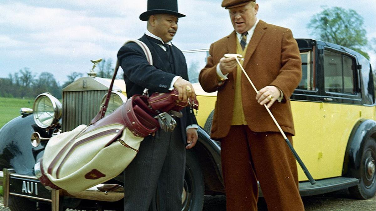 Auric Goldfinger (derecha) y su cualificadísimo sicario Oddjob preparan el siguiente golpe.