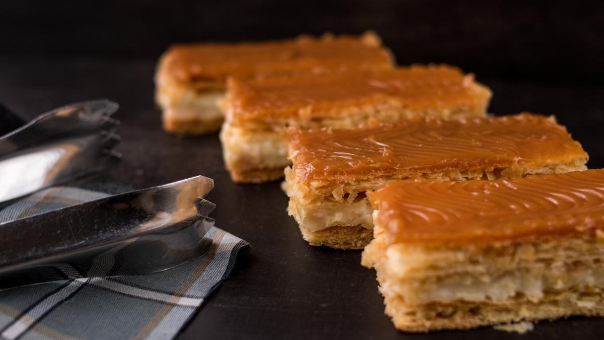 Milhojas con crema de turrón.