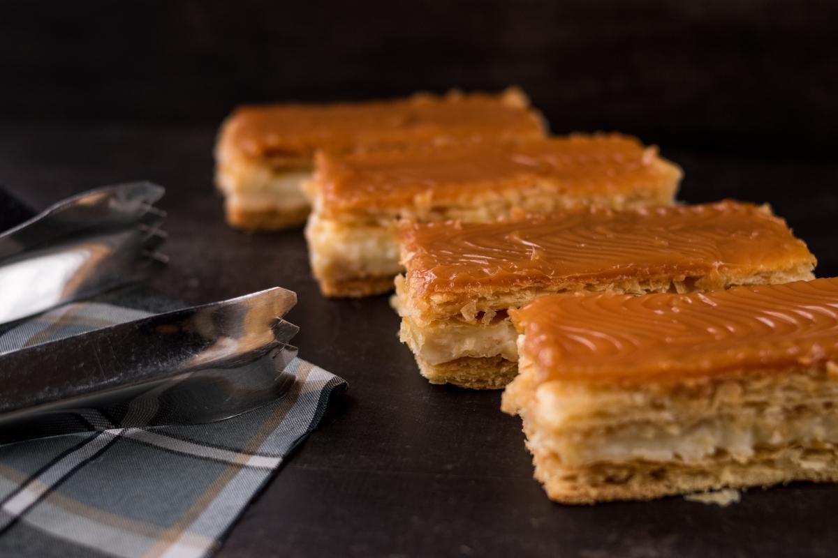 Milhojas con crema de turrón.