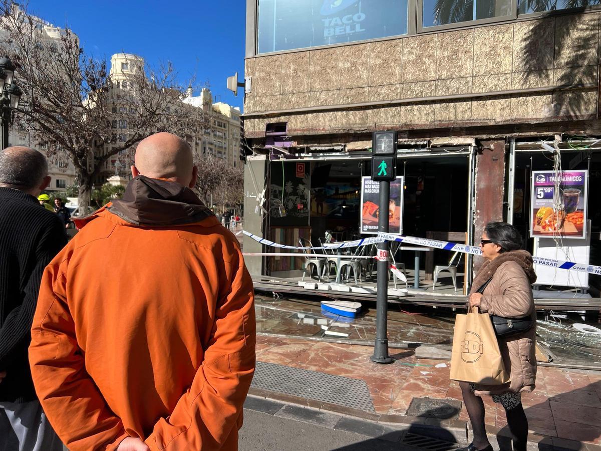 El escaparate de un establecimiento de comida rápida de la plaza del Ayuntamiento ha caído por el viento