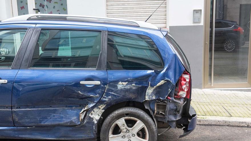 Da positivo en alcoholemia tras causar daños a doce vehículos al circular por Os Mallos