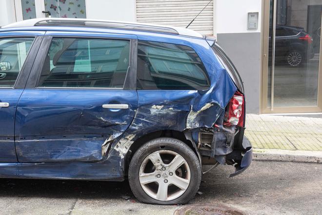 Da positivo en alcoholemia tras causar daños a doce vehículos al circular por Os Mallos