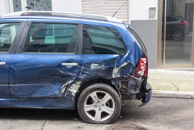 Da positivo en alcoholemia tras causar daños a doce vehículos al circular por Os Mallos