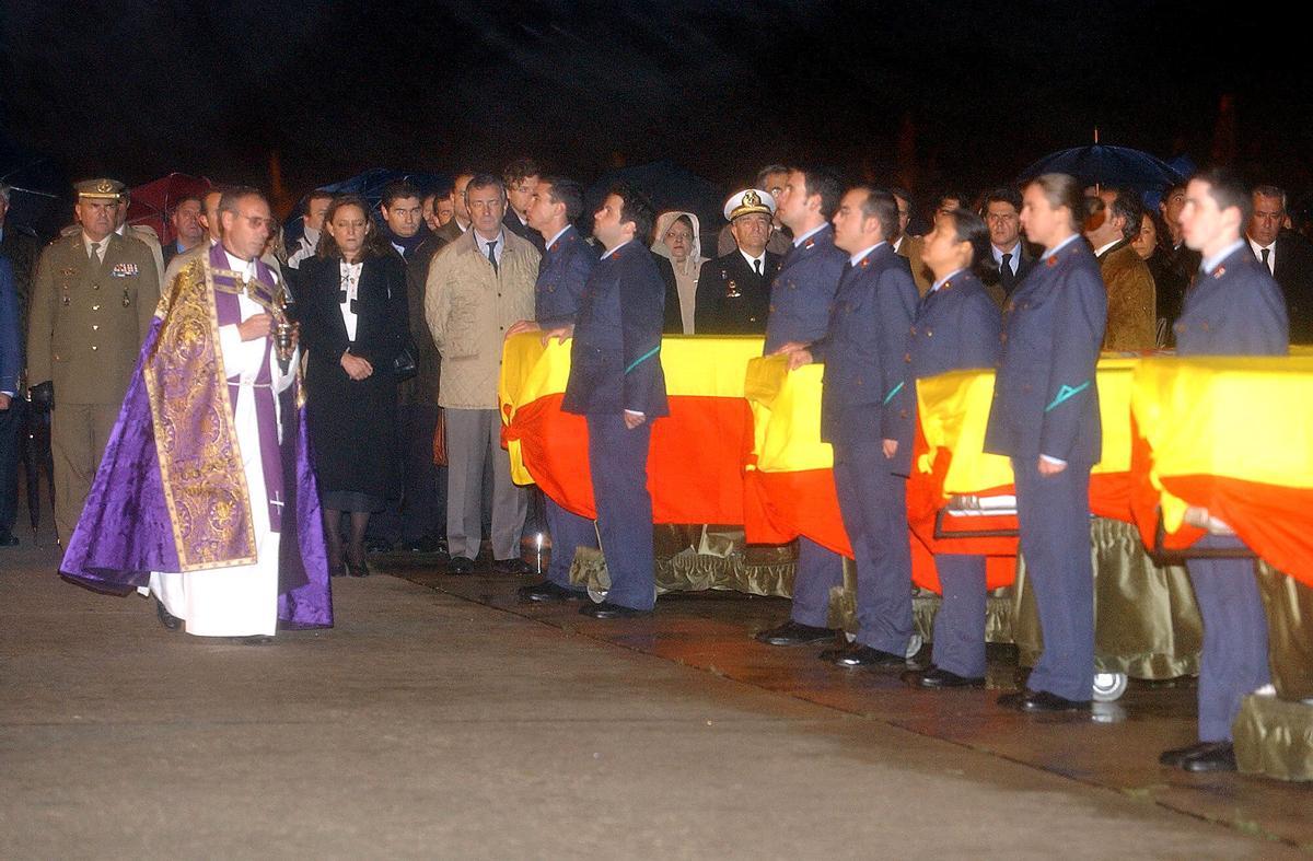30 de noviembre de 2003. Llegan a Torrejón los restos mortales de siete agentes del CNI asesinados el día anterior en una carretera al sur de Bagdad.