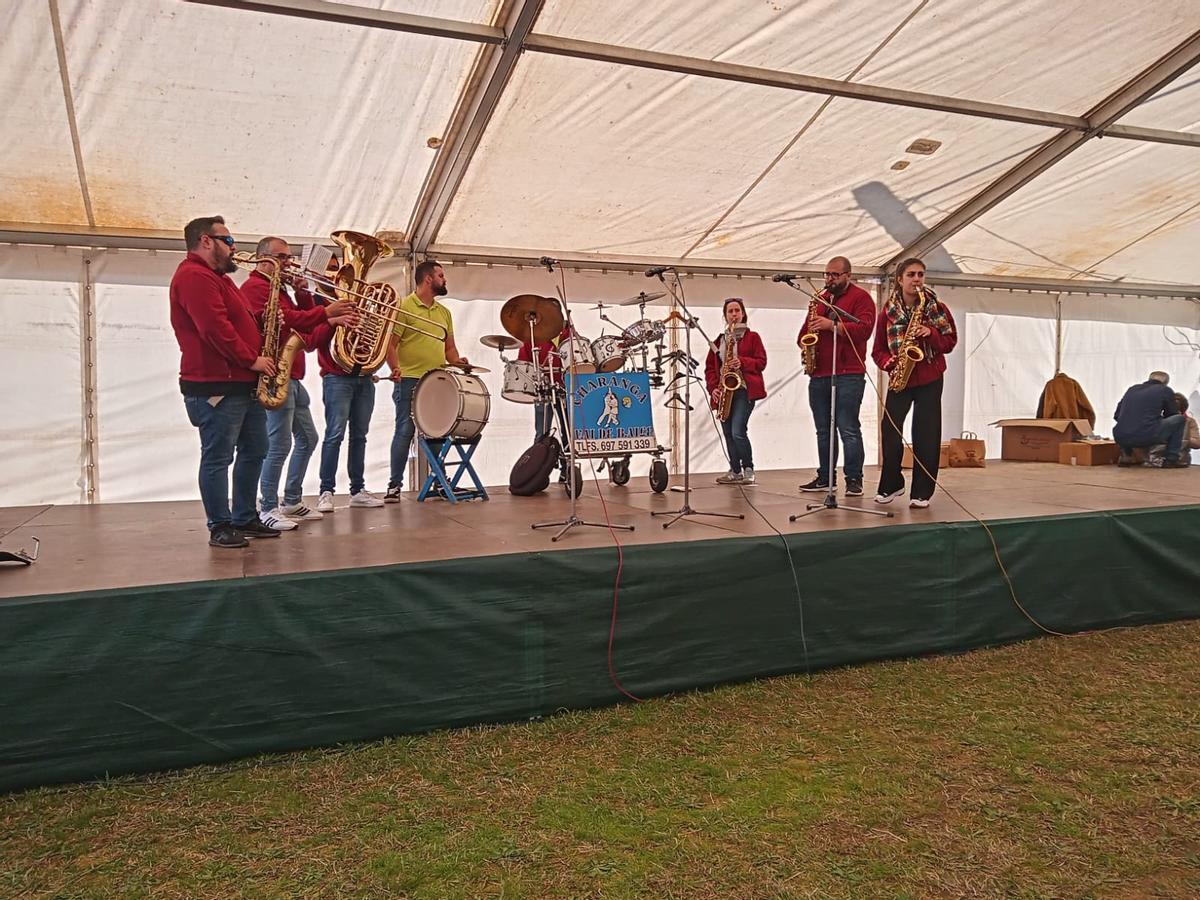 Charanga animando por la mañana en A Madalena.