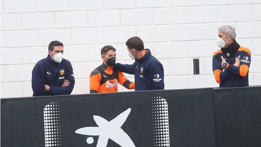 Jugadores y cuerpo técnico del Valencia, en el Mestalla-Villarreal B