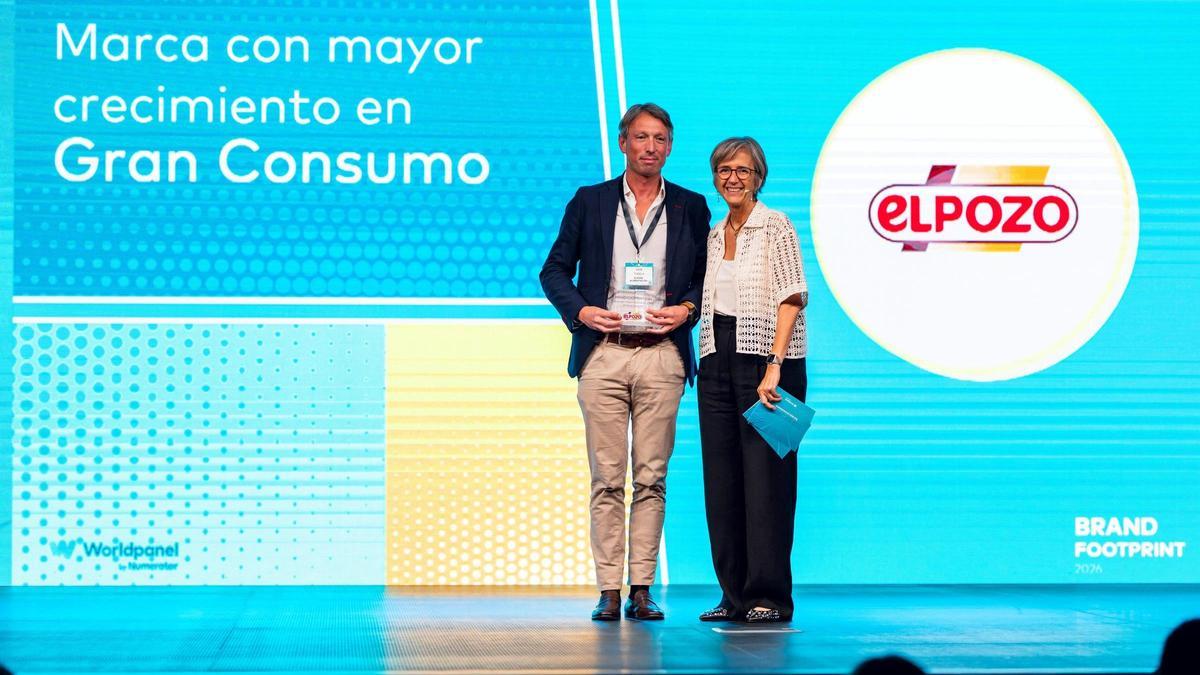 Igor Tudela, Marketing Manager de Elaborado, recoge el premio otorgado a ElPozo como la marca de gran consumo con mejor evolución, junto a María Josep Martínez-Abarca, directora general de Worldpanel by Numerator.