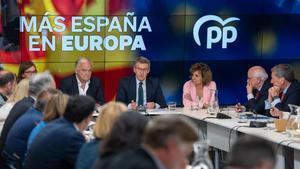 Alberto Núñez Feijóo junto a Esteban González Pons y Dolors Montserrat en una reunión con los candidatos europeos.