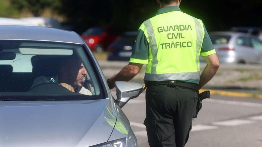 Un agente, durante un control de alcoholemia. | Noe Parga