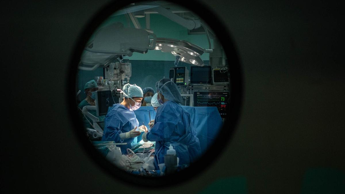 Equipo de cirugía de un quirófano del HUC.
