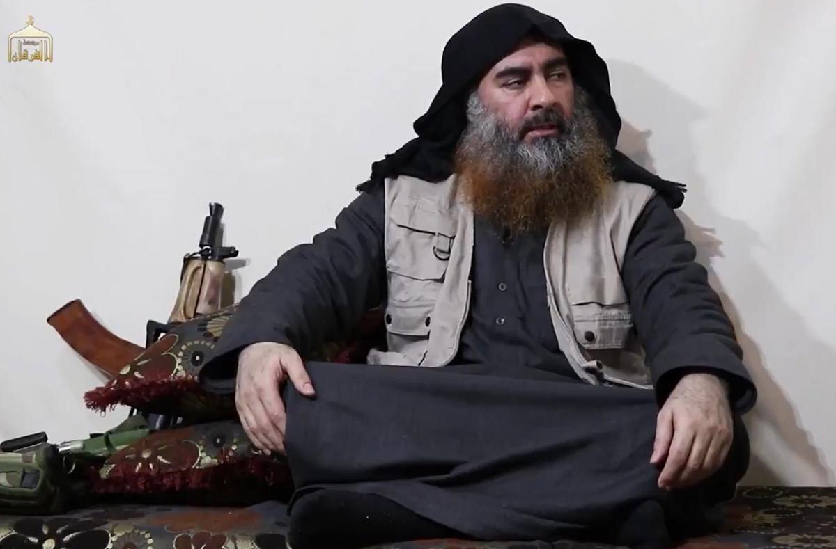 El líder de Estado Islámico, Abú Bakr al Baghdadi, ha reaparecido este lunes en un vídeo publicado por el grupo terrorista en el que hace referencia a la reciente batalla en la ciudad siria de Baghuz, confirmando así que seguiría con vida.