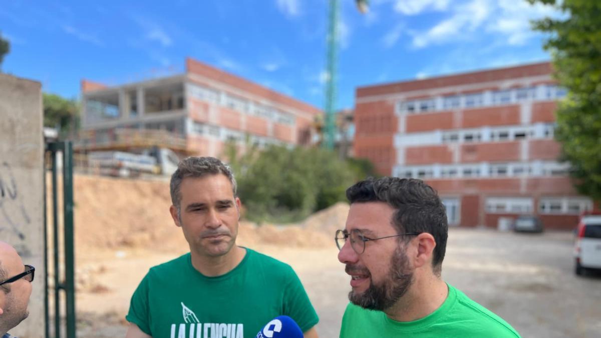 El diputado autonómico Gerard Fullana y el vicealcalde Àlex Cerradelo, con el instituto Andreu Sempere en obras al fondo