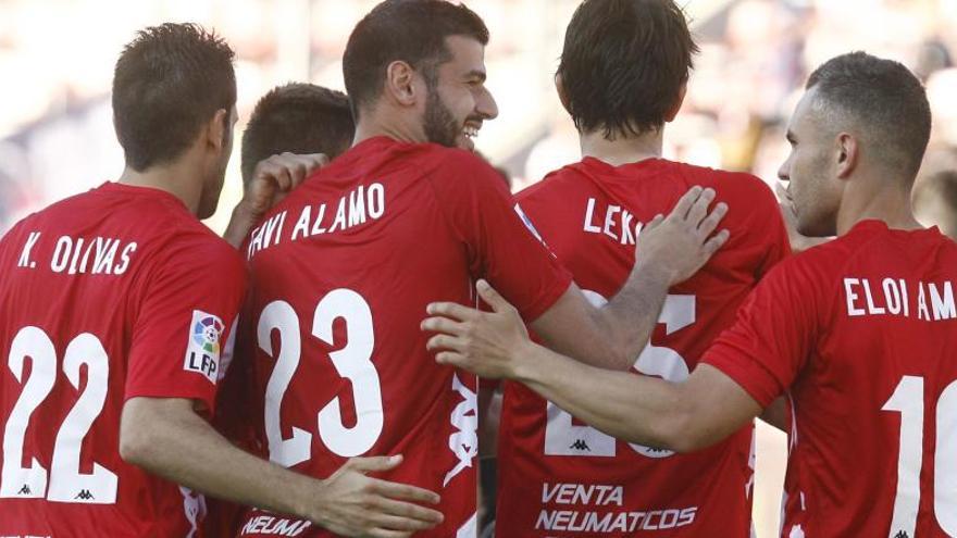 Jugadors del Girona celebrant el gol de la victòria contra el Mallorca