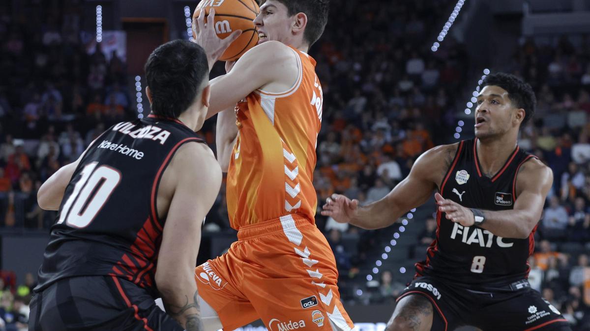 Pepe Vildoza i Hughes defensen De Larrea en una acció del partit.