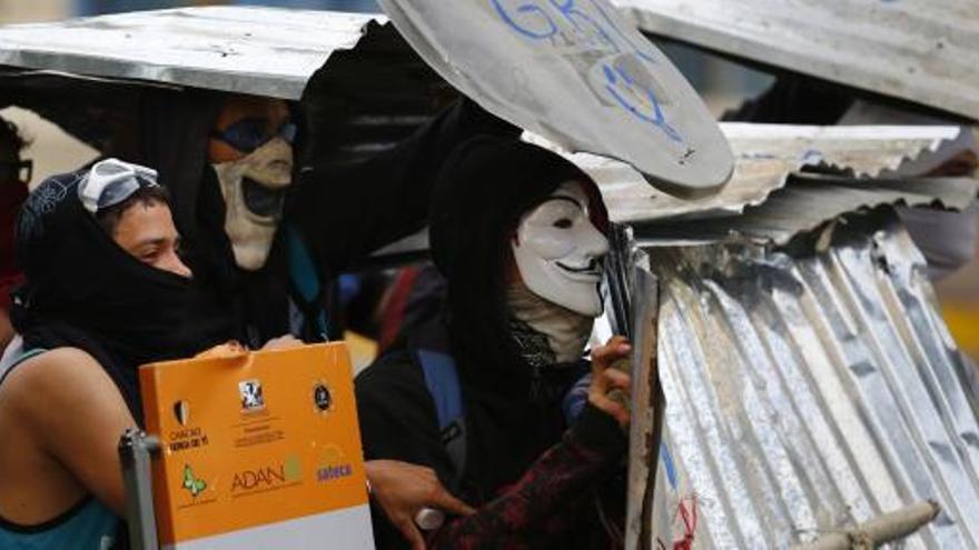 Manifestantes protestan en las calles de Caracas.