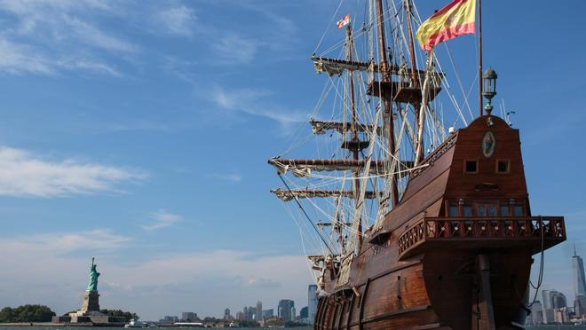 Imagen cedida por el fotógrafo Ale Mallado que muestra un galeón español, réplica de un navío del siglo XVII, en el río Hudson de Nueva York (EEUU).