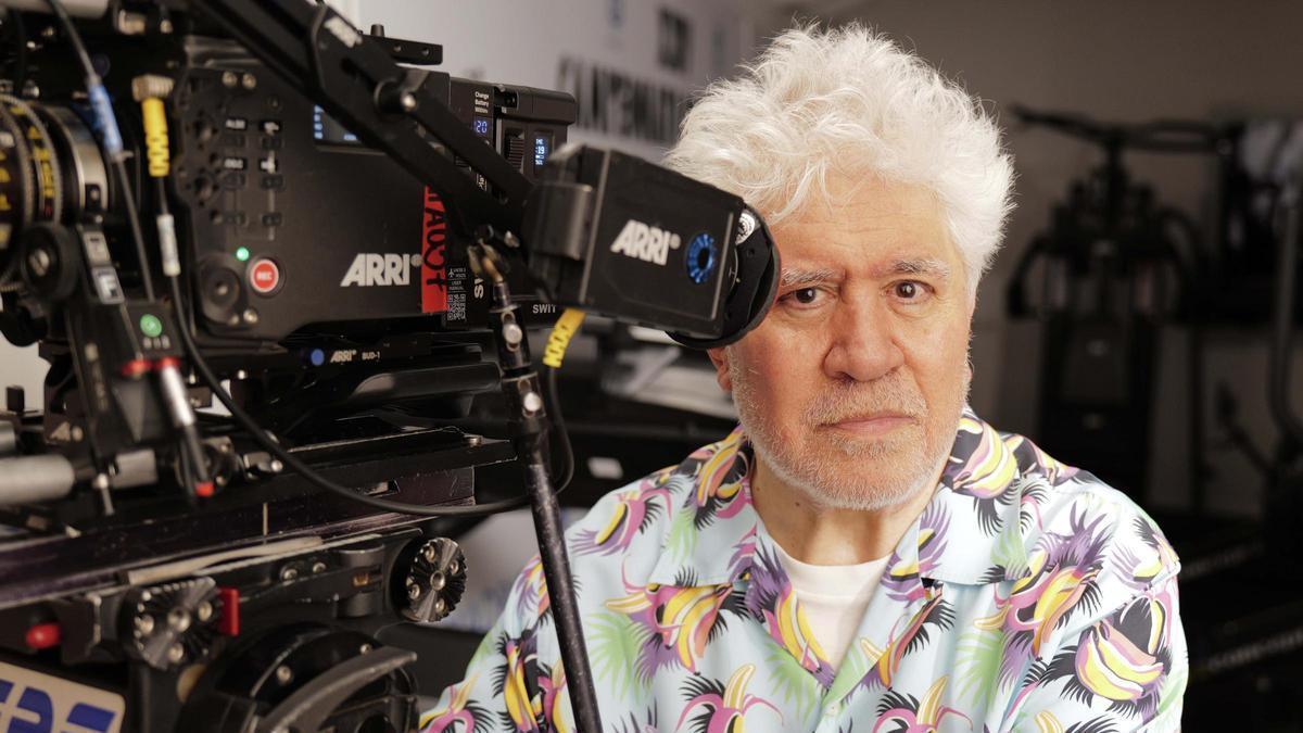 Pedro Almodóvar, durante el rodaje de 'Amarga Navidad'.