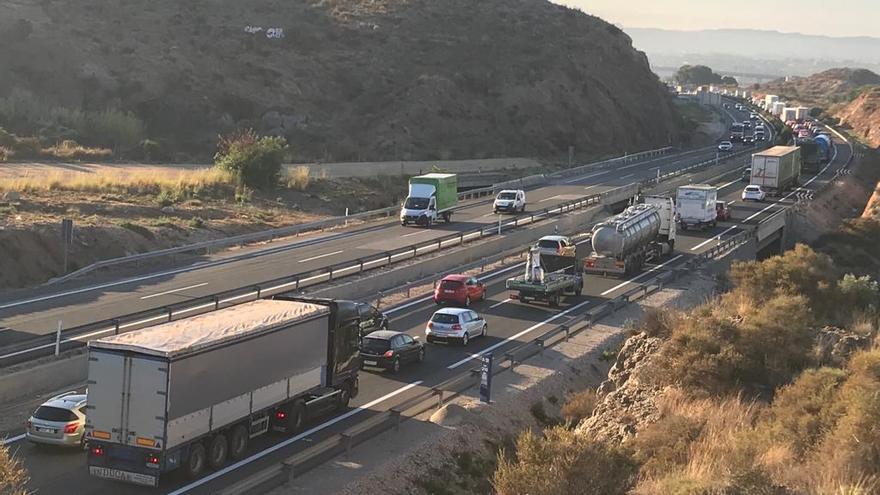 Largas colas en la A-31 en dirección Madrid-Alicante.