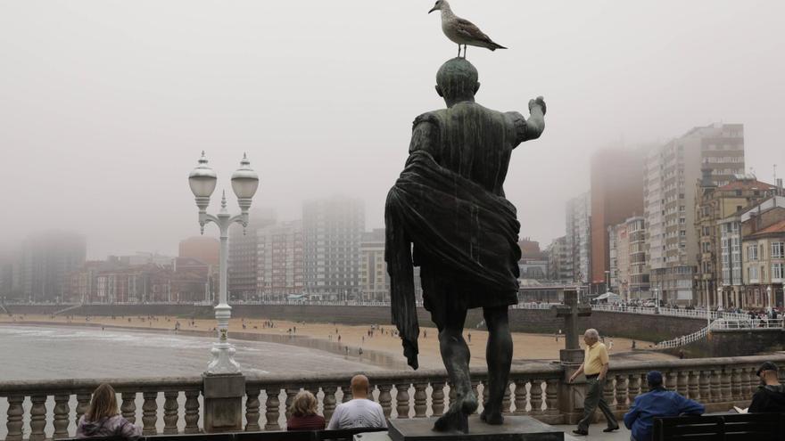 Gijón &quot;desaparece&quot; bajo la bruma