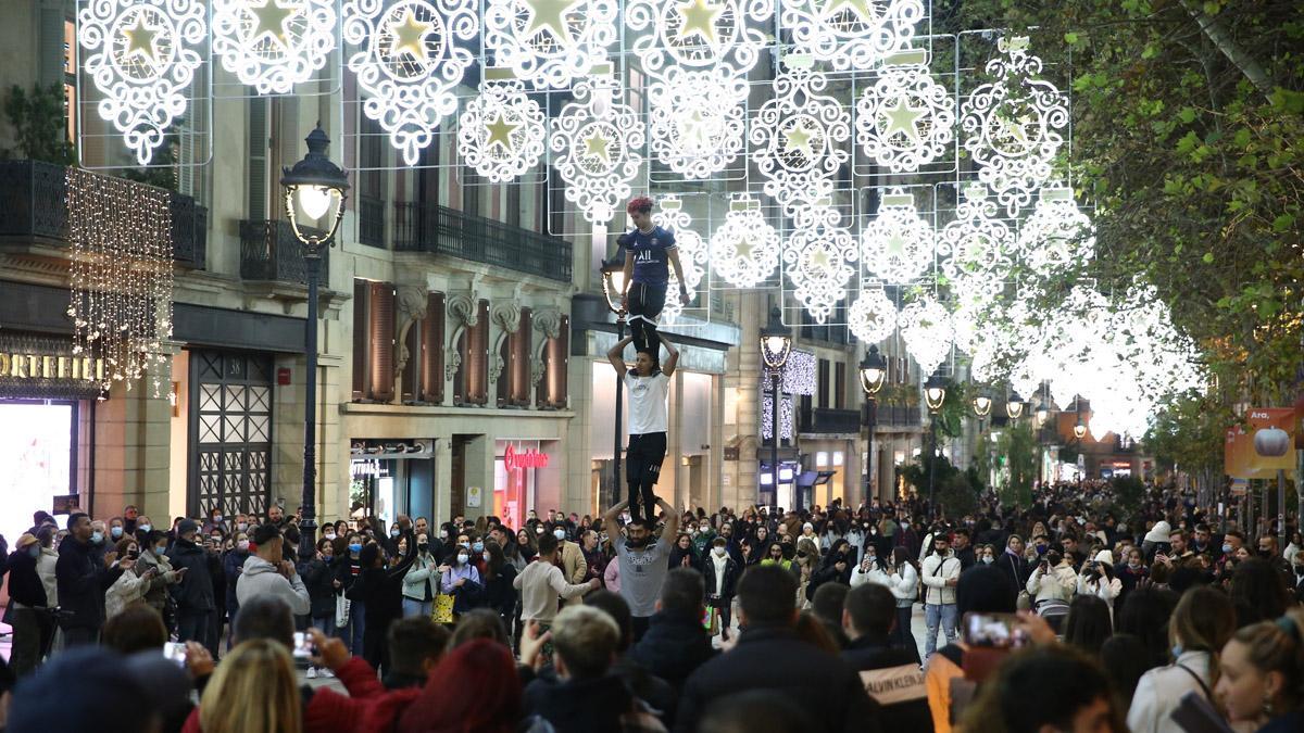 El centro de Barcelona se llena de clientes buscando la mejor oferta del Black Friday 