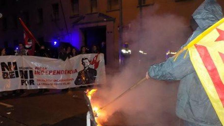 Un moment de la protesta davant de la caserna de la Guàrdia Civil