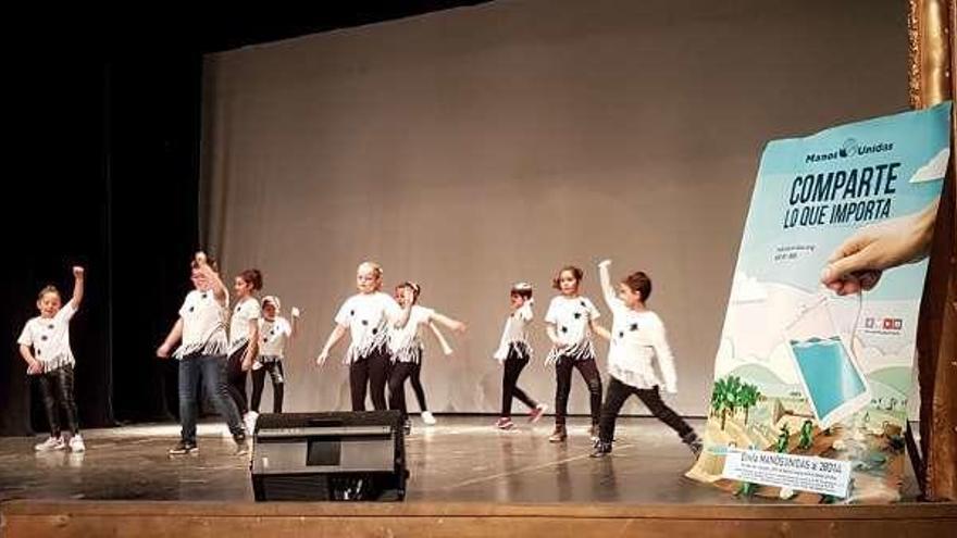 Niños bailando en la gala de Manos Unidas.