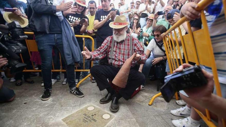 El director Jose Luis Cuerda en el momento de destapar su estrella del Torreiro de Cans. // Adrián Irago