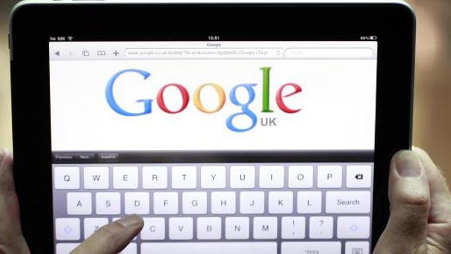 Una persona utiliza Google en su iPad.