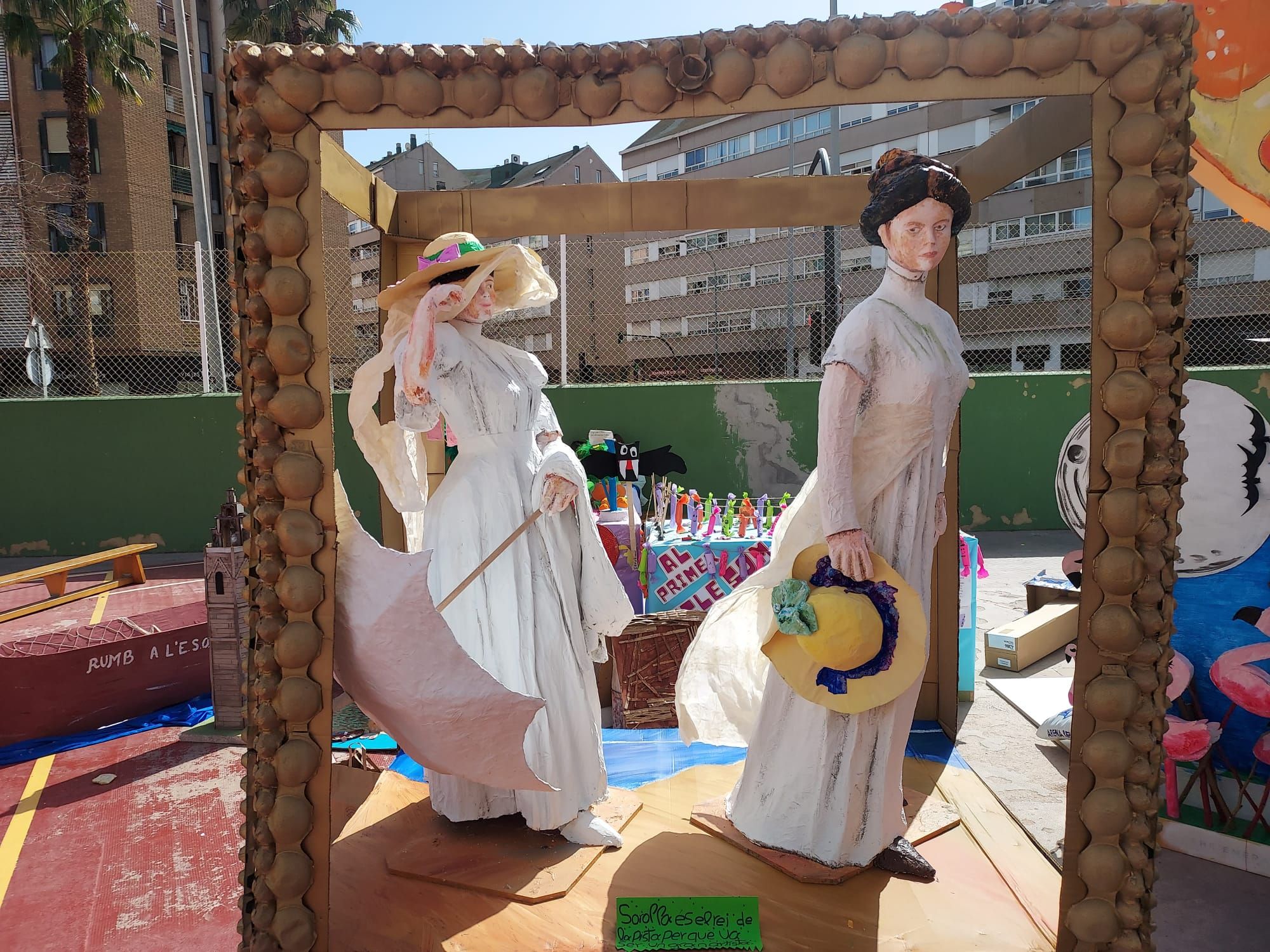 Falla sobre la ciutat de València en el CEIP 8 de Març de València. És el seu tema del curs.