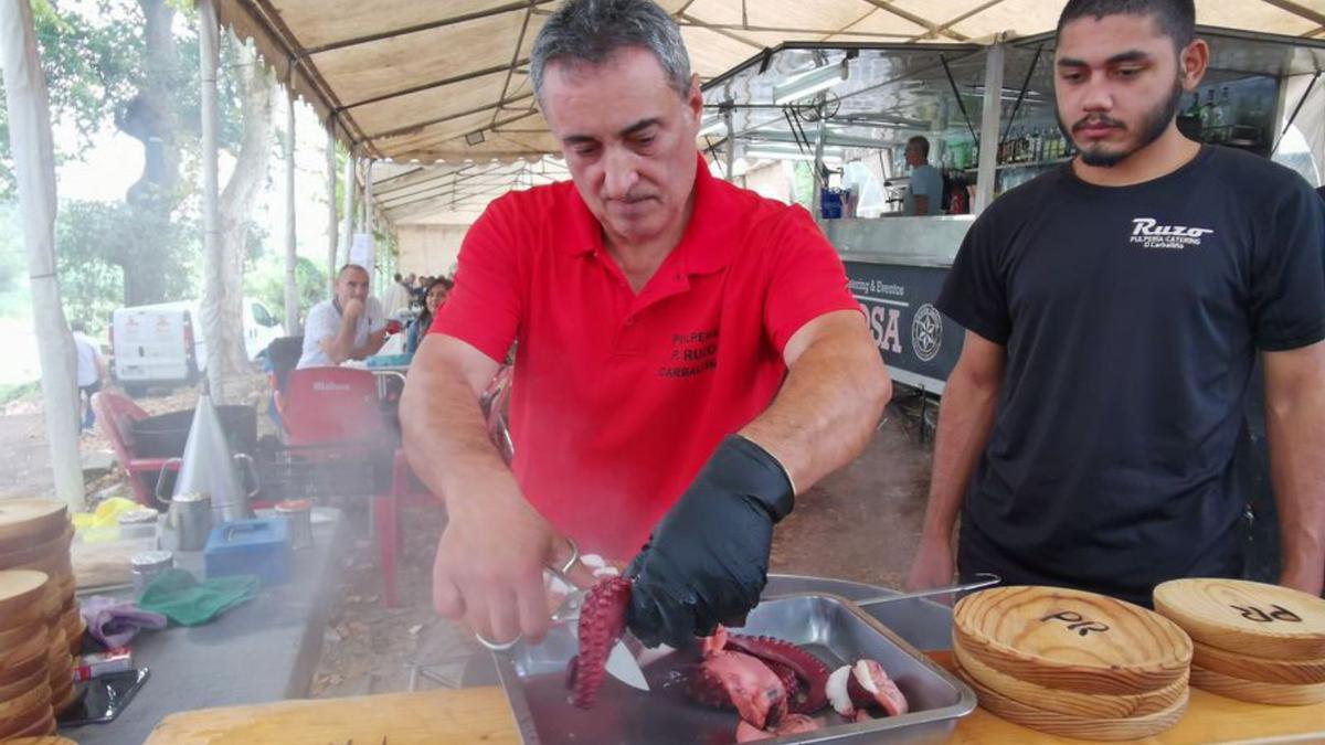 Tajadas de pulpo á feira. Son puleiros nuevos, que desconocían los kilos de pulpo que se podía vender en una jornada como la de ayer en Darbo. Era la primera vez que venían a Darbo y carecían de ese dato, pero aseguraban que si todo iba al ritmo con el que habían empezado, no habría queja ninguna.