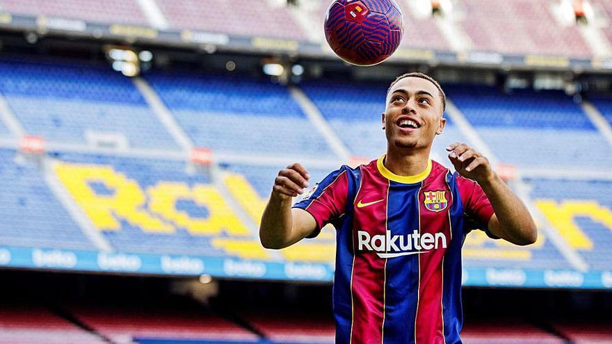 El nou futbolista blaugrana ahir al Camp Nou després de ser presentat.