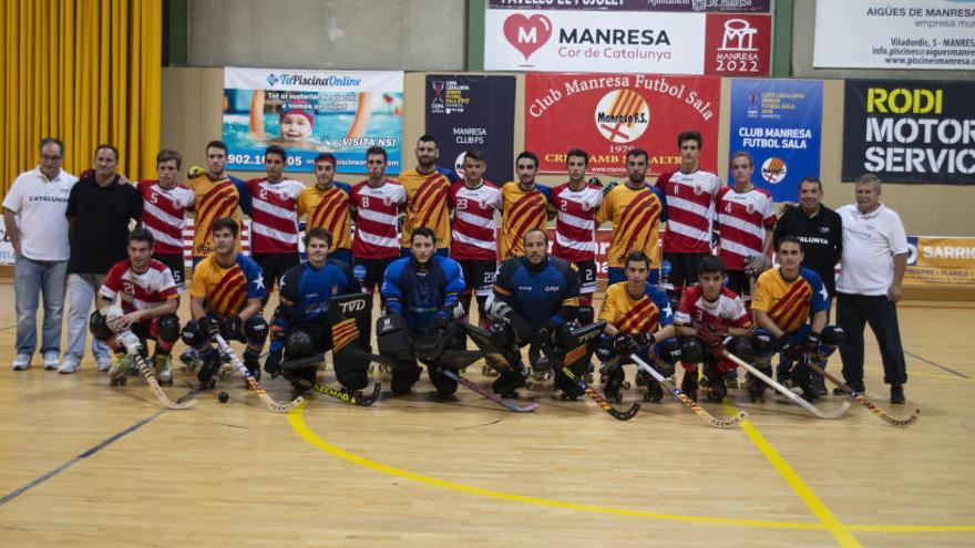 Els jugadors sèniors del CP Manresa van compartir foto amb els de la selecció catalana absoluta