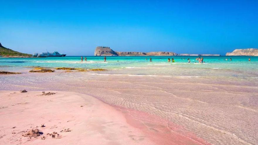 Así es la playa de arena rosa en el "Caribe Mediterráneo": un islote que se transforma en península según las mareas