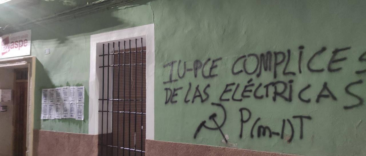 Las pintadas y los panfletos en la sede de IU en Aspe.