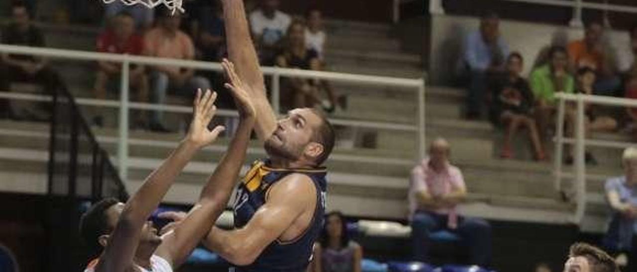 Oliver Arteaga trata de encestar ante Uchendu en el partido de pretemporada ante el Leyma Coruña disputado en Pumarín.